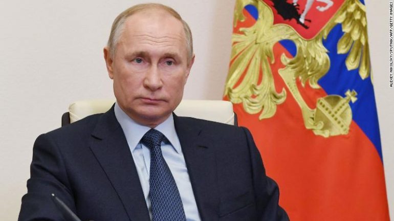 I BUZËQESHUR! Putin shfaqet për herë të parë pas urdhrit për pushtimin e Ukrainës, ja me kë takohet