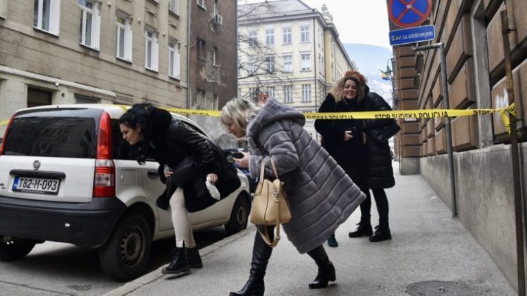MOMENTE PANIKU/ Alarm për bombë në një Gjykatë të Sarajevës, evakuohen punonjësit