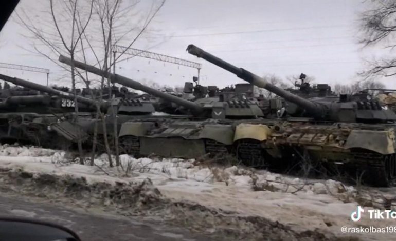 LËVIZJET GJATË NATËS/ Raketa e tanke ruse shtohen me shpejtësi drejt kufirit me Ukrainën (PAMJET)