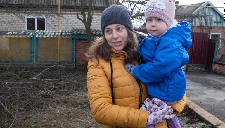 “JEMI TË FRIKËSUAR, VAJZA E VOGËL…”/ Çfarë po ndodh pranë frontit të luftës Ukrainë-Rusi, flasin banorët