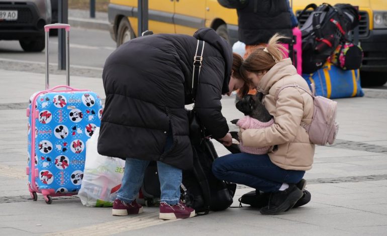 “KURRË SE KISHIM MENDUAR…”/ Mes frikës së bombave ruse dhe dhimbjes për të lënë pas burrat, djemtë e vëllezërit, ç’po ndodh në kufijtë e Ukrainës
