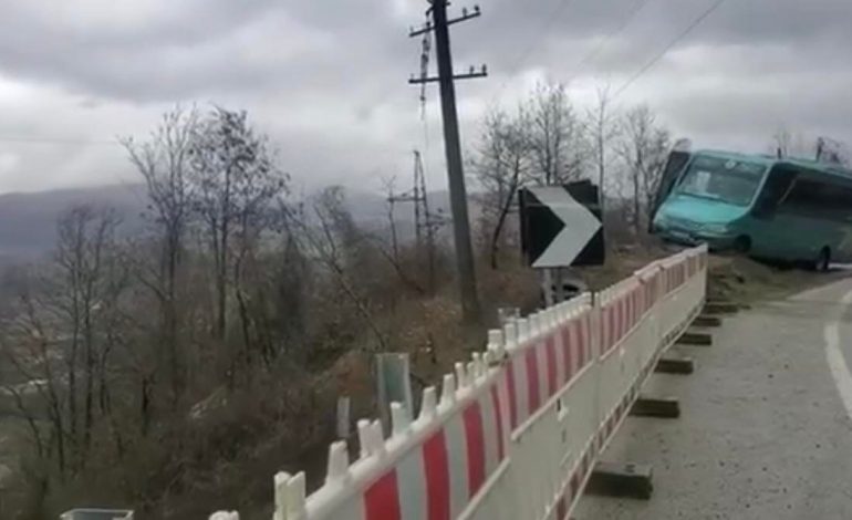 AKSIDENTI I FRIKSHËM NË LIBRAZHD/ PAMJET e reja, ja ku rrezikonte të binte minibusi me pasagjerë