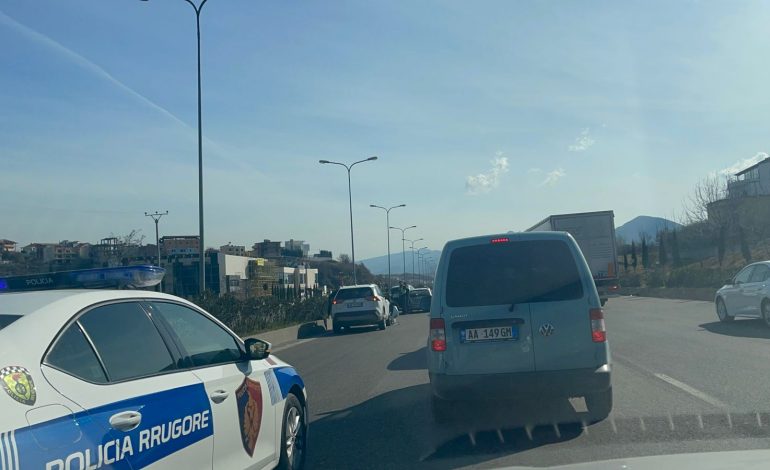 PAMJET EKSKLUZIVE/ Aksident në Tiranë, përplasen dy makina në Unazën e Re. Policia në vendngjarje