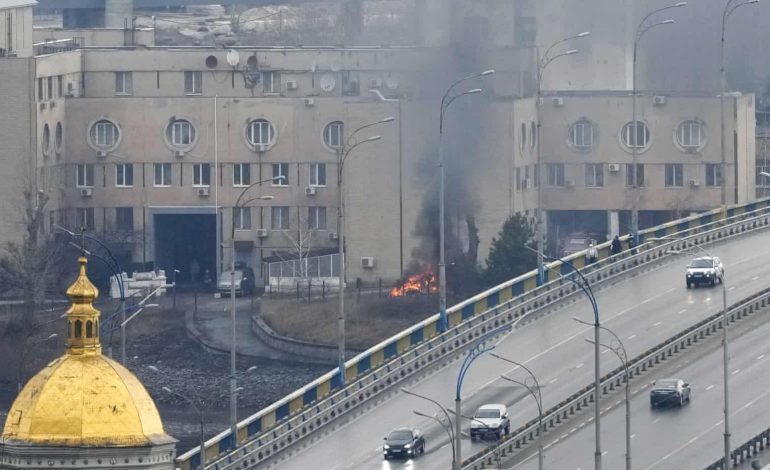 DALIN PAMJET SHOKUESE/ Momenti dramatik kur helikopterët rusë qëllojnë me raketa në tokën ukrainase
