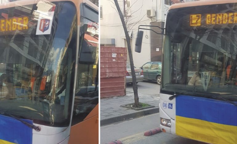 FOTOLAJM/ Mjetet e transportit urban në Tiranë “vishen” me flamurin ukrainas