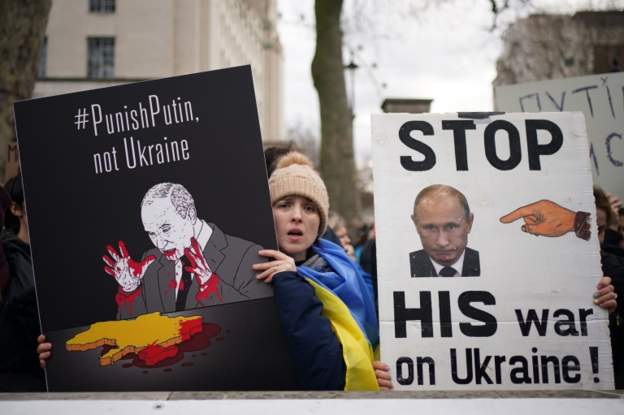 RUSIA SULMON UKRAINEN/ “Vrasës, terrorist”, shpërthen protesta në Londër kundër Putin