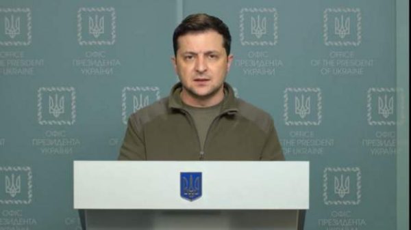 FJALIMI I PLOTË/ Presidenti Zelensky: Duan të më vrasin mua dhe familjen time, s’largohem nga Kievi
