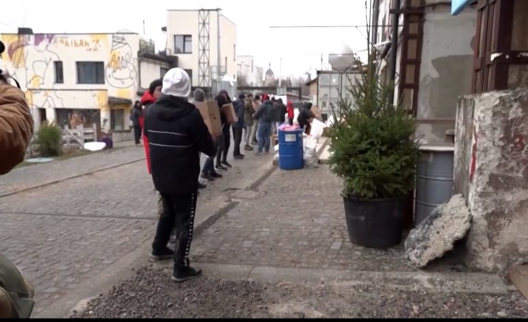 SHISHE ME IMAZHIN E PUTIN/ Fabrika e birrës në Ukrainë prodhon “kokteje” molotov në vend të pijes alkoolike (VIDEO)