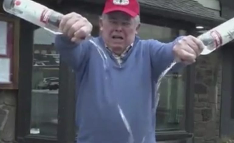 VIDEOLAJM/ Amerikanët derdhin vodkën ruse si shenjë proteste me Moskën, solidaritohen me Ukrainën