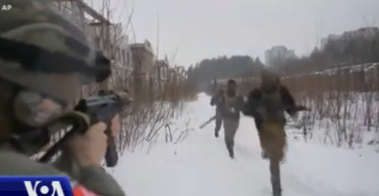 VETËM 40 KM LARG MAKINERIVE USHTARAKE RUSE/ Qyteti 350-vjeçar në tension, ukrainasit marrin masat për luftë