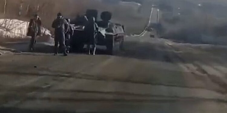 LUFTA/ Tanku rus mbetet pa naftë, shoferi ukrainas tallet me ushtarët: Mund t’ju tërheq deri në Moskë… (VIDEO)