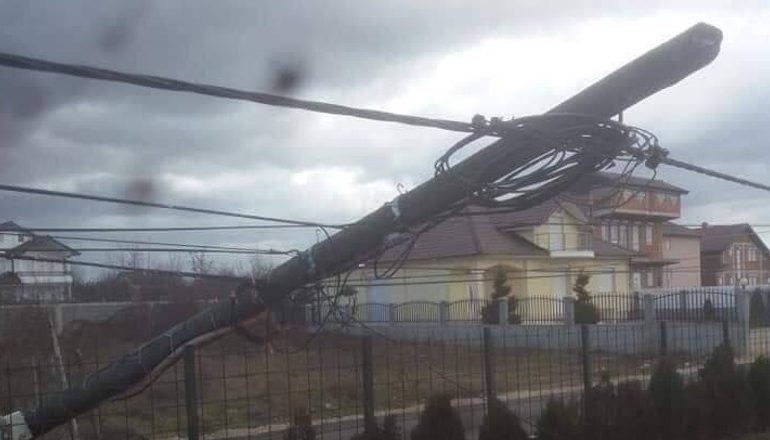 STUHI ERE DHE RESHJE DËBORE/ Rrëzohen 25 shtylla tensioni! Korça në disa zona pa energji
