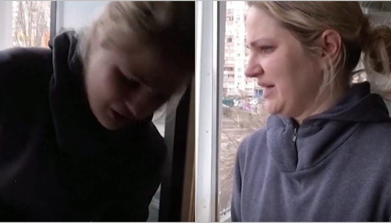 E TRISHTË/ Ukrainasja këndon himnin kombëtar dhe qan, teksa pastron apartamentin e saj të bombarduar
