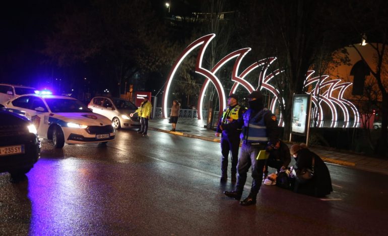 PAMJET/ Aksident i rëndë në Tiranë, Benz-i “hedh në ajër” një vajzë dhe e lë në asfalt