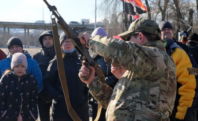 LUFTA/ Ukraina nuk është vetëm, perëndimi nis armët drejt Kievit