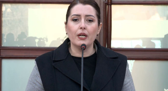 “NUK NDRYSHOJNË MASAT ANTI-COVID”/ Manastirliu: Po rishikojmë afatin e dozës së tretë dhe karantinës