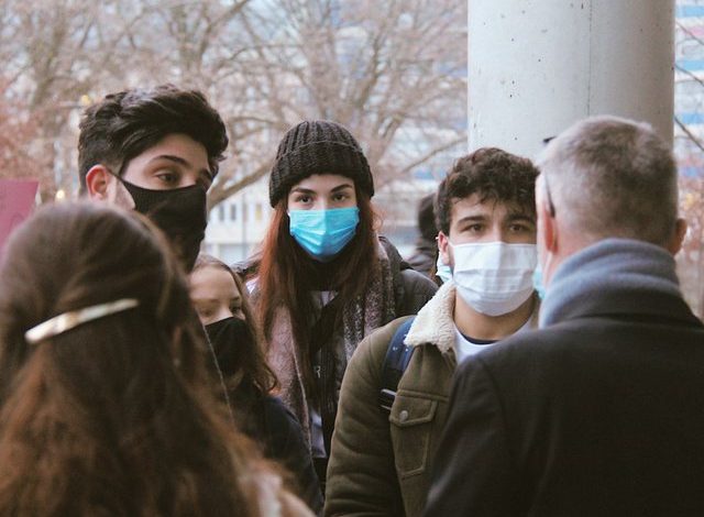 PO LARGOHET COVID? Dy shtete europiane heqin maskën në ambiente të hapura