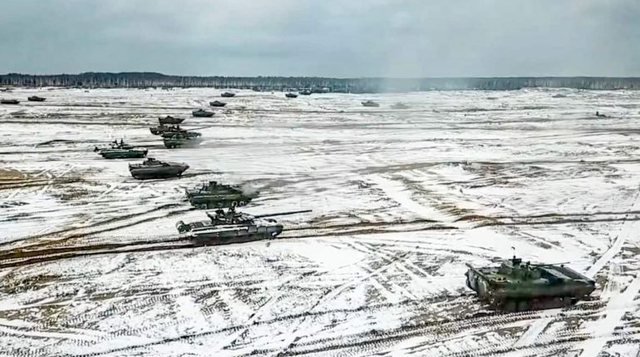 BRESHËRI TË SHTËNASH DHE TANKE/ VOA publikon pamjet: Rusia nis stërvitjet ushtarake në Bjellorusi