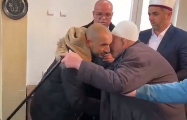 EMOCIONUESE/ Familja shqiptare fal gjakun për vrasjen e babait (VIDEO)