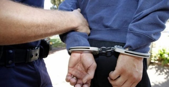 VODHI LAPTOPIN DHE I VURI FLAKËN SHTËPISË/ Arrestohet 38-vjeçari në Berat. Çfarë i gjeti policia