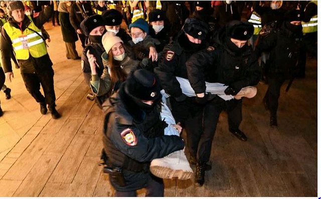 SULMI NË UKRAINË/ Protesta në Rusi kundër luftës, arrestohen mbi 700 persona