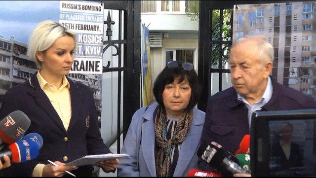 “TË PROTESTOJMË PARA AMBASADËS RUSE”/ Ambasadori ukrainas deklaratë me bashkëshorten: Vendi im ka nevojë për ndihma