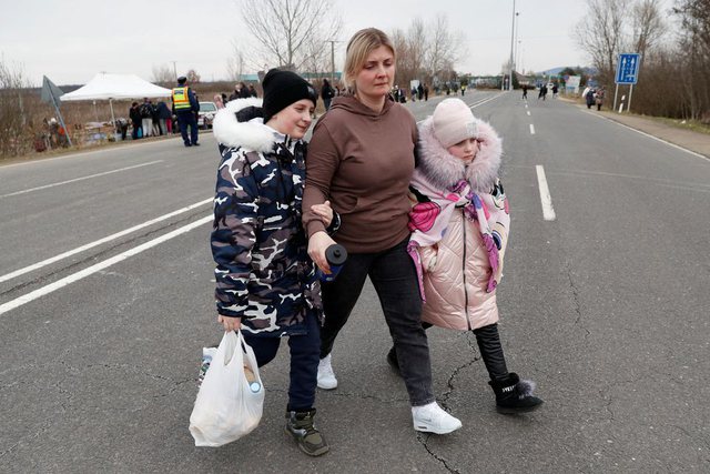 MOMENTI TRISHTUES NË KUFIRIN UKRAINAS/ Një nënë dërgon në vend të sigurt fëmijët e një të huaji