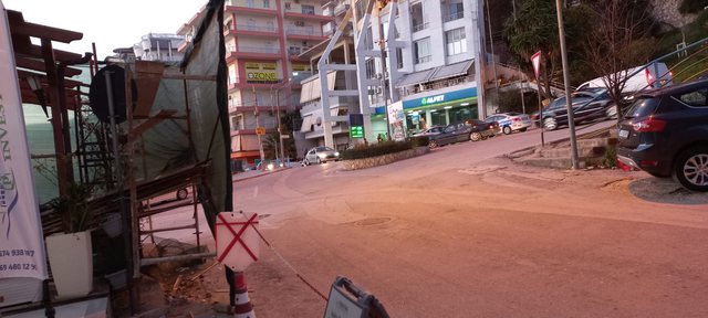 PËRPLASI POLICIN DHE U LARGUA ME ARMË NË DORË/ Kush është i riu që terrorizoi Sarandën (EMRI)