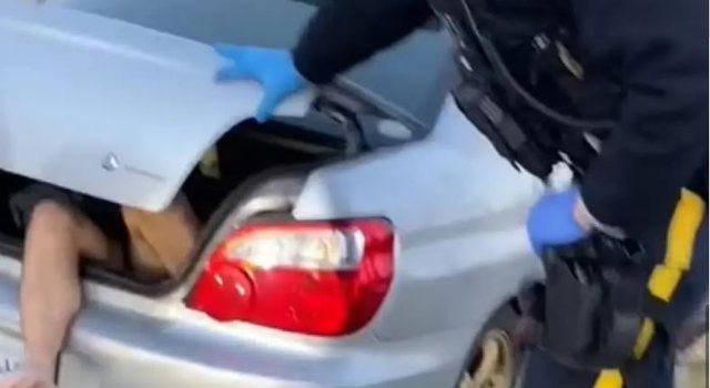SHOKOHET GRUAJA/ Gjen një burrë lakuriq brenda bagazhit të makinës