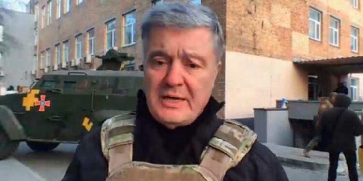 LUFTA/ Ish-presidenti i Ukrainës shfaqet në krye të trupave: Putin do të shkojë në ferr (VIDEO)