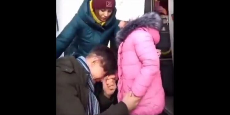 E DHIMBSHME/ Ndarja e ukrainasit me vajzën do t’jua këpusë shpirtin: Do qëndroj të mbroj atdheun!
