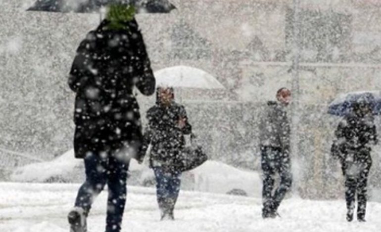 NESËR ULEN TEMPERATURAT/ Reshje shiu dhe dëbore në të gjithë vendin