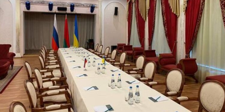 FLAMURI I UKRAINËS DHE RUSISË NË SALLË/ Tryeza ku do të bisedojnë delegacionet e dy vendeve
