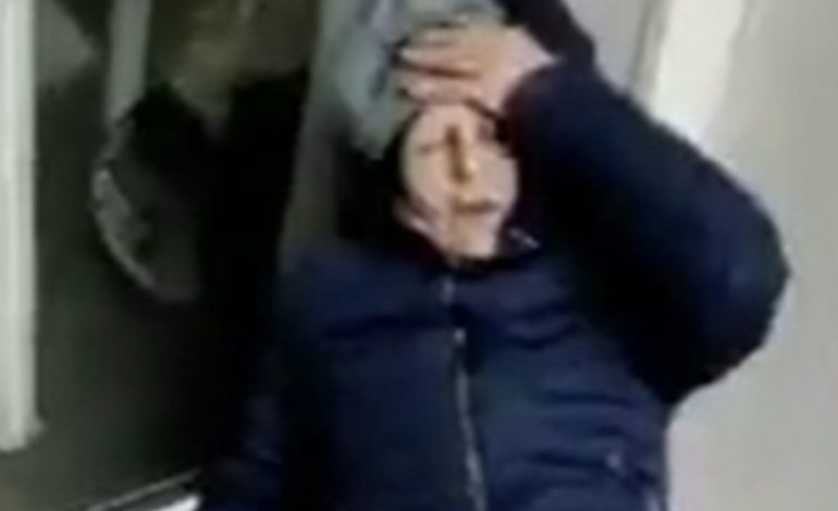 PAMJE TË RËNDA/ Lufta nuk po ‘kursen’ as të pafajshmit, gruaja ukrainase goditet nga predha brenda shtëpisë së saj