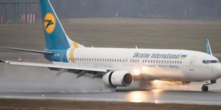 THELLOHET BILANCI/ Aeroplani ushtarak ukrainas me 14 pasagjerë rrëzohet afër Kievit