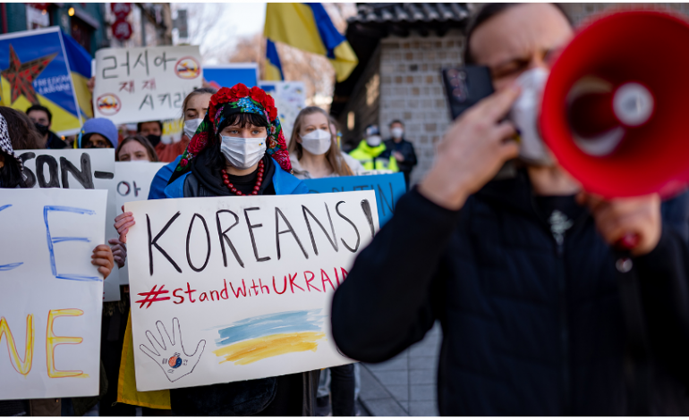 KOREJA E JUGUT “NDËSHKON” RUSINË/ Gati sanksionet kundër Moskës, dërgon ndihma në Ukrainë