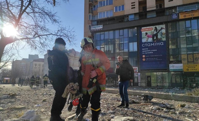 LUFTA NË UKRAINË/ Sulmi me raketa mbi një pallat në Kiev, dalin PAMJET e banorëve duke u evakuuar