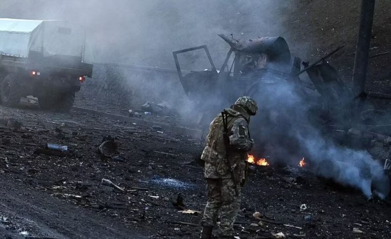LUFTA/ Rusia e “papërgatitur” nga rezistenca ukrainase, ushtarët vendas i shkaktojnë humbje të mëdha në njerëz, tanke e aeroplanë Moskës