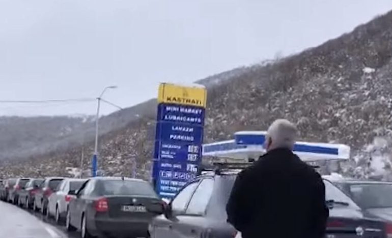 KAOS NË KAPSHTICË/ Greqia ndaloi për 10 orë hyrjen e kamionëve