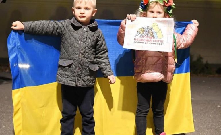 TIRANA SOLIDARIZOHET KUNDËR LUFTËS/ Veliaj poston fotot e qytetarëve ukrainas në Shqipëri