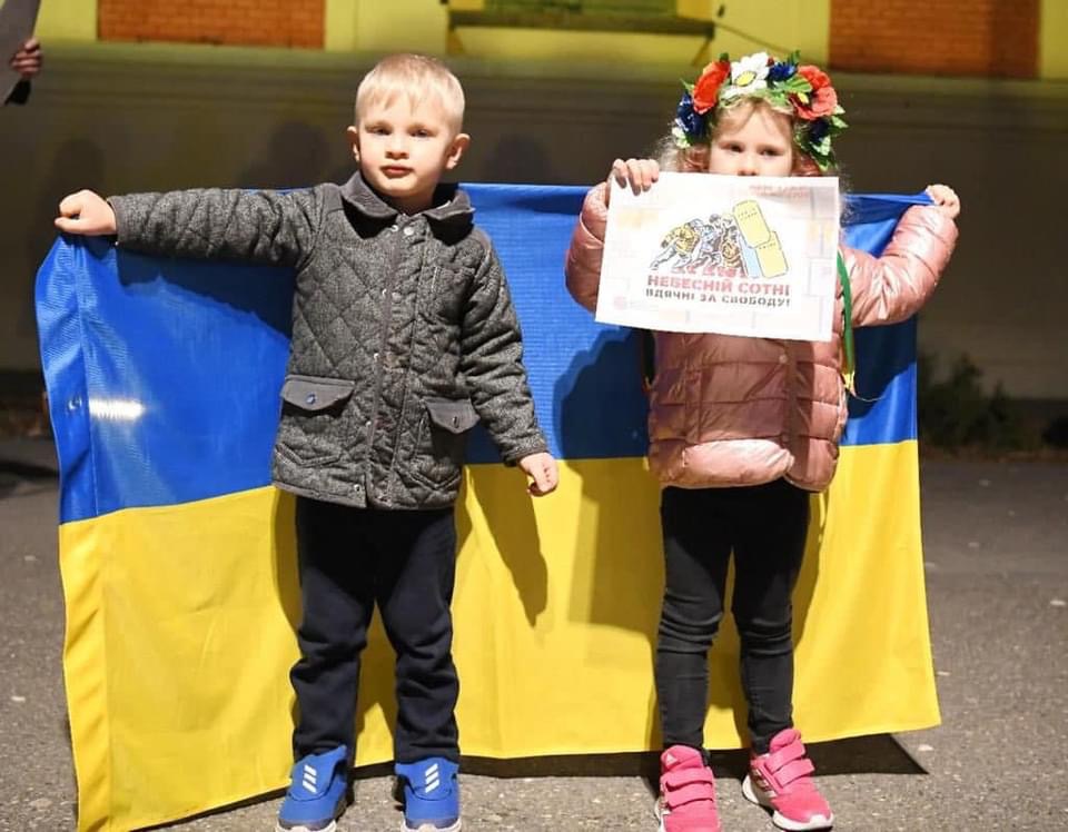 TIRANA SOLIDARIZOHET KUNDËR LUFTËS/ Veliaj poston fotot e qytetarëve ukrainas në Shqipëri