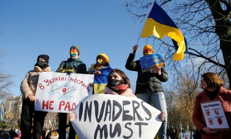 PRAG LUFTE/ Ukrainasit marshojnë në Kiev për të treguar unitet kundër kërcënimit rus