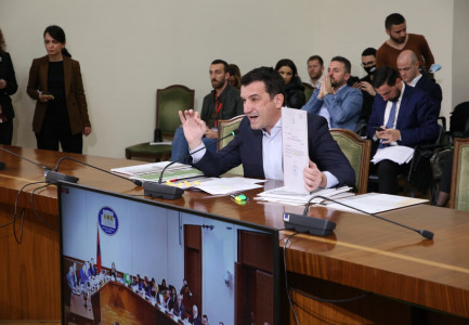 DEBAT I FORTË/ “Mos bëj zhurmuesen, ke gënjyer në mënyrë sistematike!” Veliaj përplaset me Tabakun, kryetarja: Po merr peng komisionin