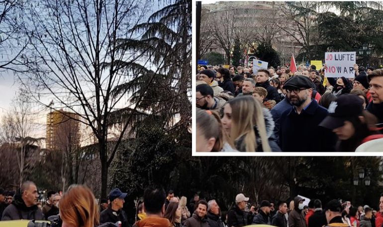 “JEPINI FUND LUFTËS”/ Qytetarë ukrainas e shqiptarë në protestë përballë ambasadës ruse në Tiranë