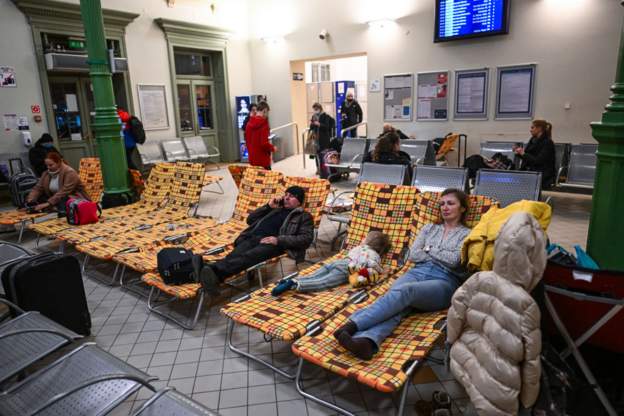 LUFTA NË UKRAINË/ Polonia hap dyert, strehon mbi 1000 ukrainas, heq masat anti-covid