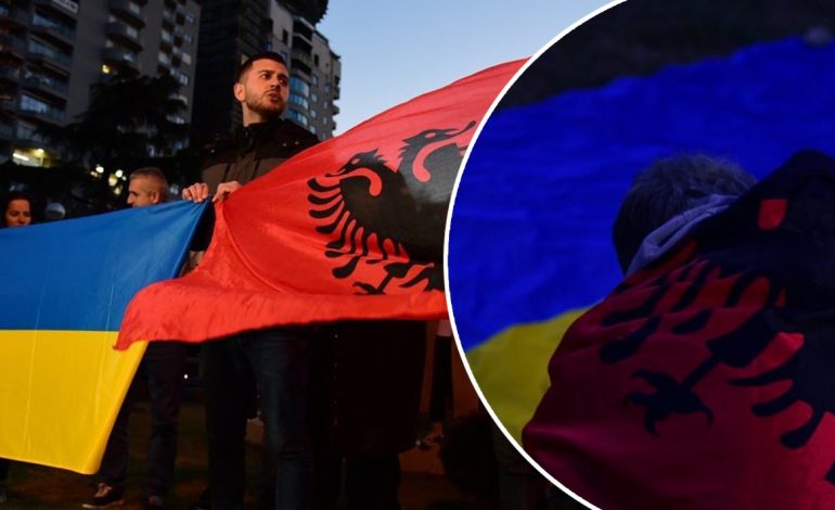 “JO LUFTË”/ Shqiptarët solidarizohen me Ukrainën, protestë para Ambasadës Ruse në Tiranë