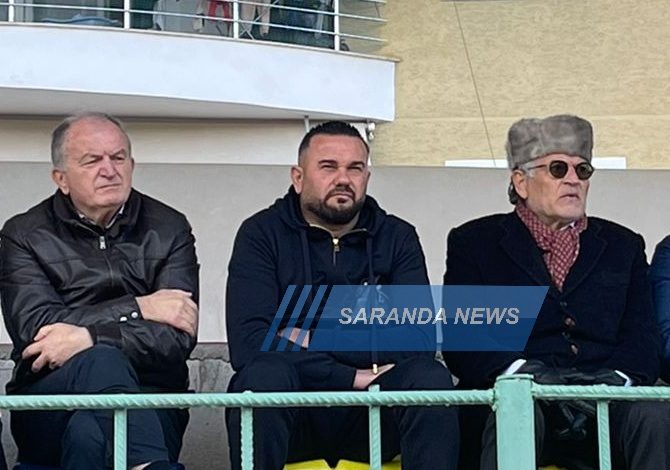 I VESHUR SI RUS/ Koço Kokëdhima dhe badigardët e tij të armatosur sherr me tifozët në…