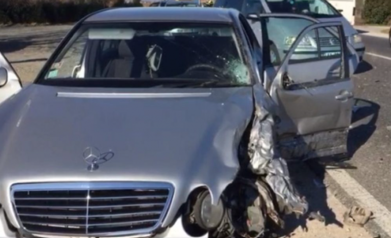 DY “BENZA” PËRPLASEN NË AFËRSI TË DIVJAKËS/ Ambulanca merr të plagosurit në gjendje të rëndë