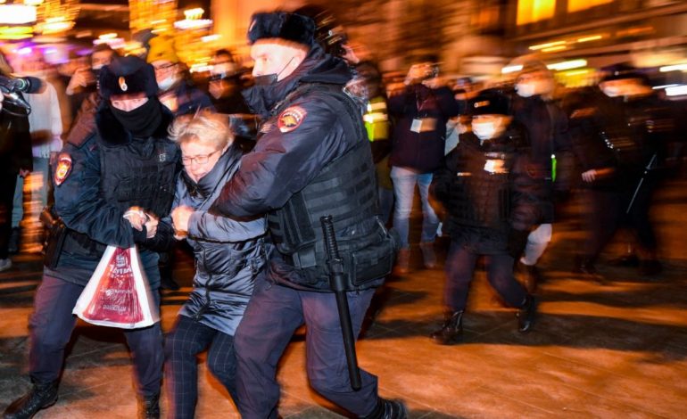 PROTESTA KUNDËR LUFTËS NË UKRAINË/ Qindra të arrestuar në Rusi