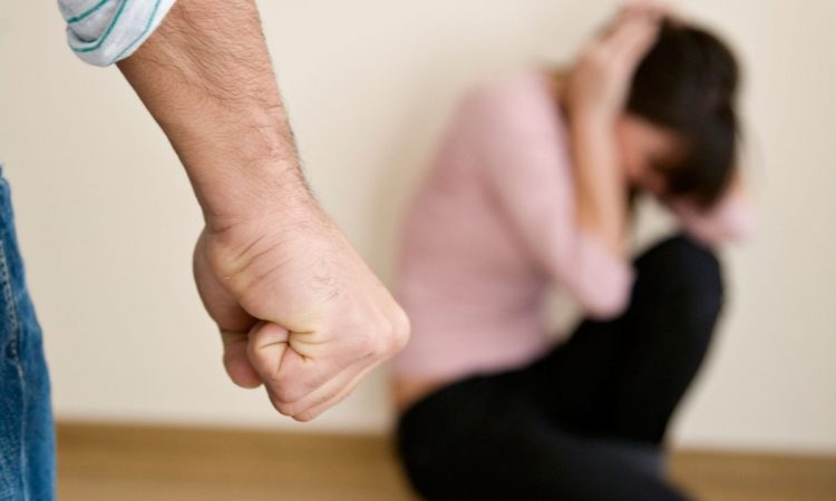 “MORI KËPUCËN DHE MË GJUANTE”/ Burrë e grua dhunojnë njëri-tjetrin për telefonin e djalit ai kishte nga martesa e parë